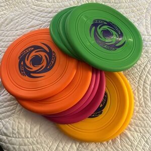 18 Cyclone Flying Disc (5 Orange, 4 Green, 4 Pink, 5 yellow)dog/ pool/beach fun